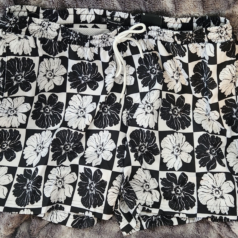 NWT Men's Black and White 5" Swim Trunks Size: XL